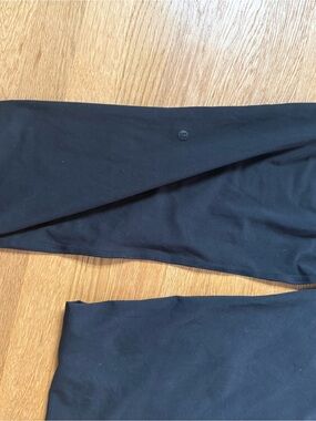 Lululemon Black mid rise straight pant Visible Logo)